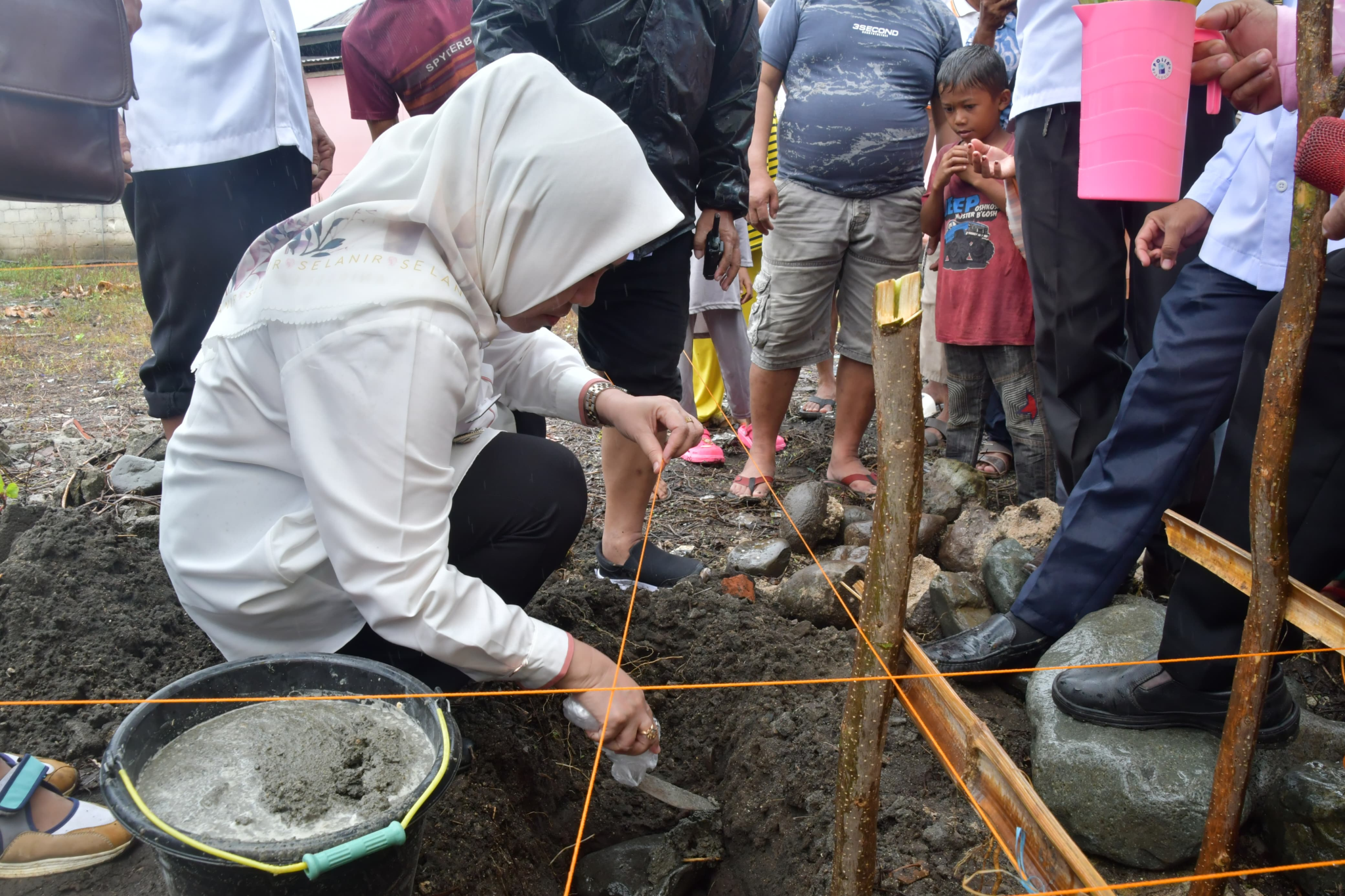Pj Bupati Lakukan Peletakan Batu Pertama Pembangunan Masjid Al-Muhajirin Desa Tolinggula Pantai
