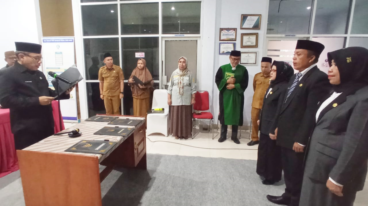 Sekda Suleman Lakoro Melantik dan Mengambil Sumpah Fungsional Penata Perizinan Dinas DM PTSP Gorut