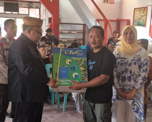 Asisten I Pemkab Gorontalo Utara Serahkan Bantuan Stimulan ke Warga KAT Tahun 2025