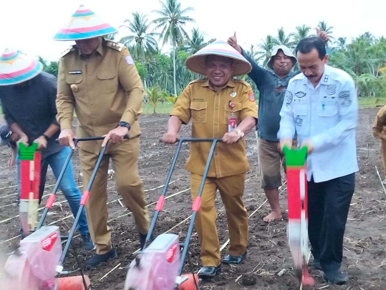 Asisten II Setda Gorontalo Utara Dampingi Gubernur Gorontalo  Menyerahkan Benih dan Melakukan Penanaman  Jagung