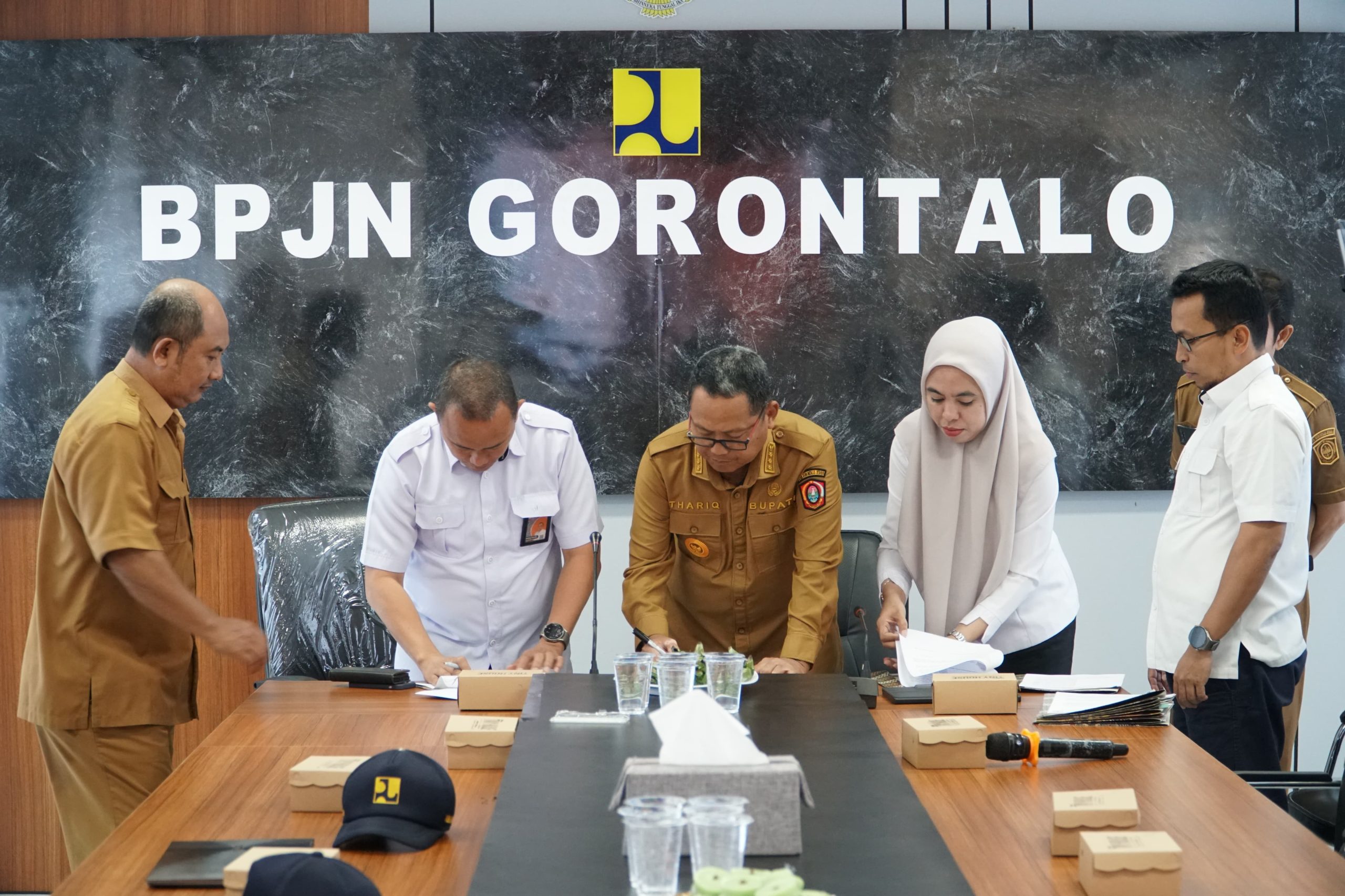 Bupati Gorontalo Utara Melakukan Penandatangan Naskah Perjanjian Hibah Daerah dan Berita Acara Serah Terima Barang Milik Negara