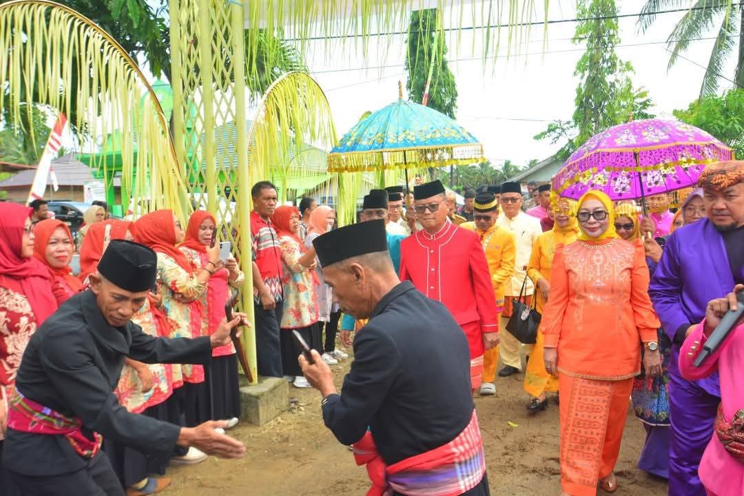 Prosesi Adat Mopotilolo Bupati dan Wakil Bupati Gorontalo Utara di Kecamatan Gentuma Raya