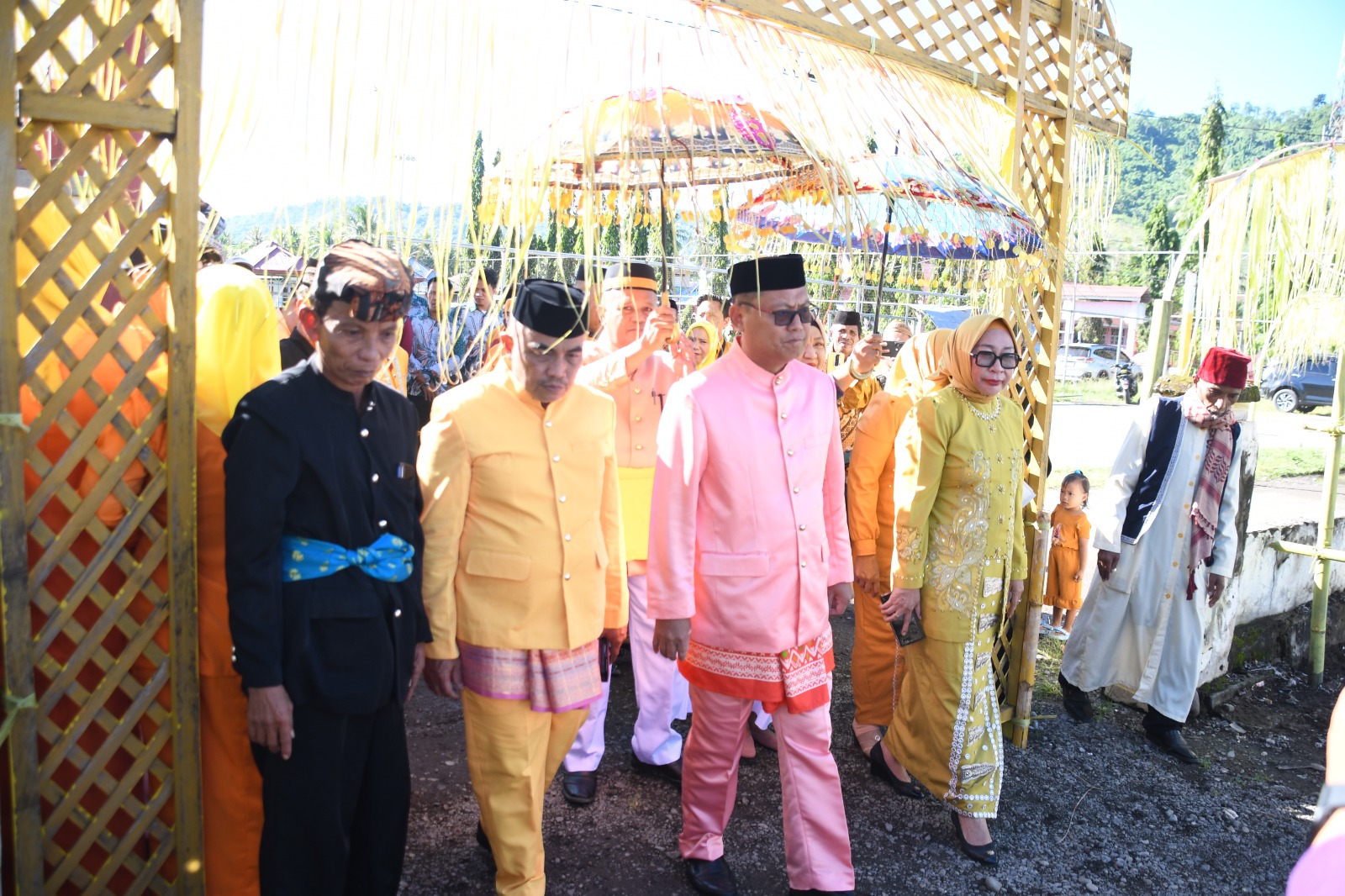 Prosesi Adat Mopotilolo Bupati dan Wakil Bupati Gorontalo Utara di Kecamatan Tolinggula