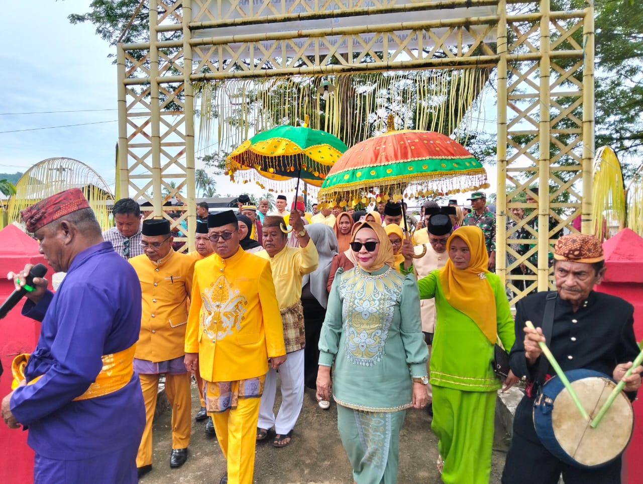 Bupati Thariq dan Wabup Nurjanah Ikuti Adat Mopotilolo di Kecamatan Sumalata