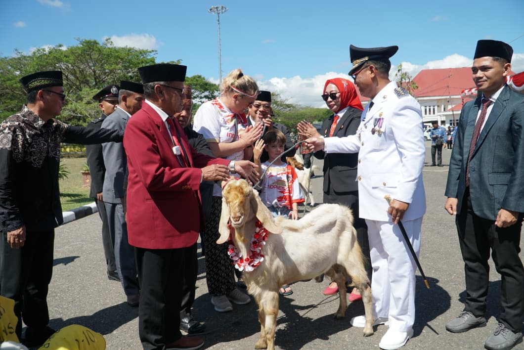 Bupati Thariq Modanggu Terima Penyerahan Hewan Kambing dari Para Investor dalam Dukungan G 2 – 10