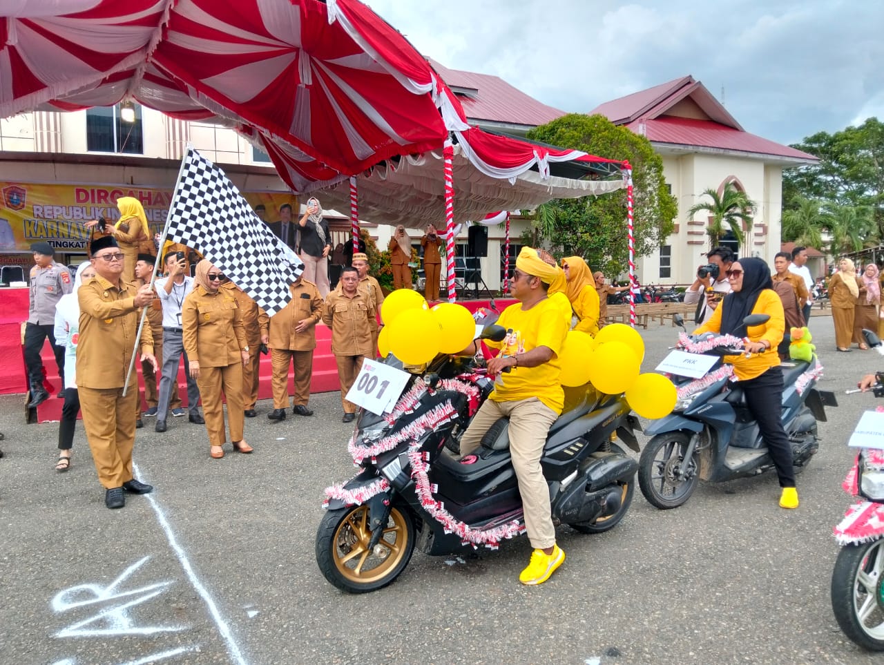 Bupati dan Wakil Bupati Gorontalo Utara Melepas Karnaval Kendaraan Hias dalam Rangka Memperingati HUT RI ke-80