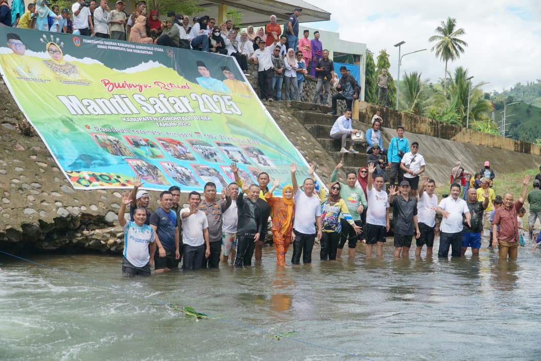 Bupati dan Wakil Bupati Gorontalo Utara :  Hadir dan ikuti Budaya Ritual Mandi Safar di Desa Buata