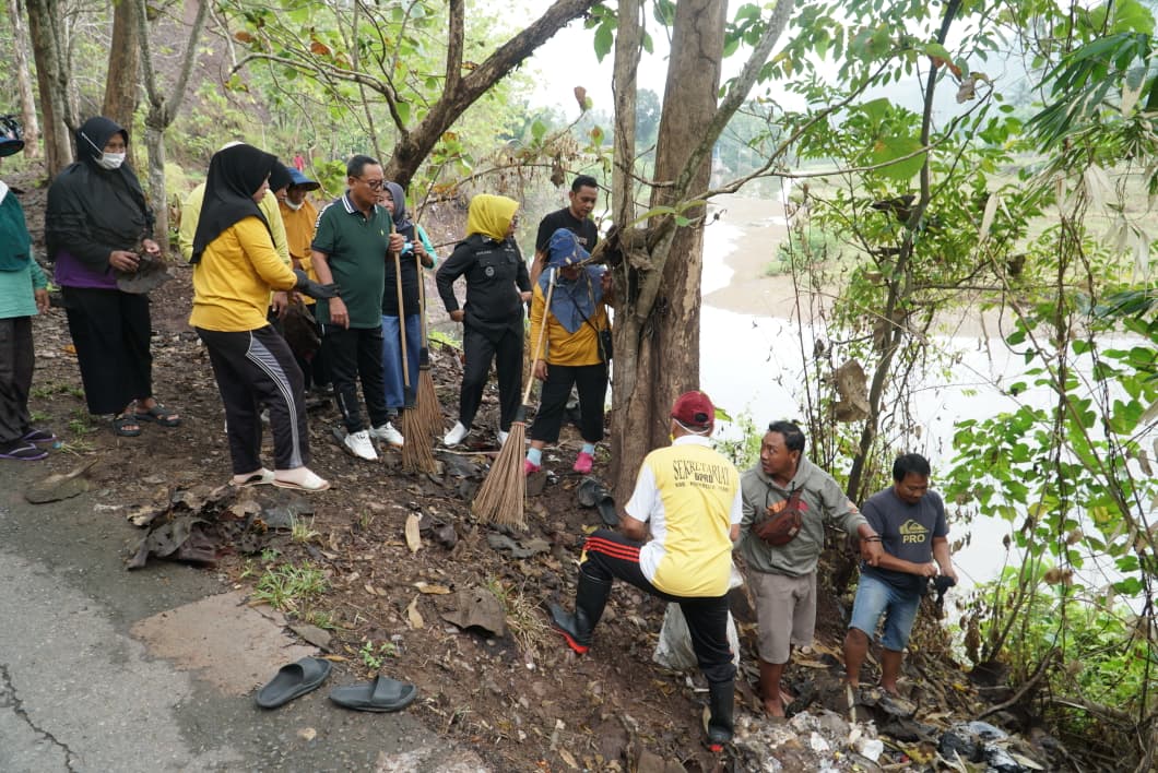 Bupati Thariq Modanggu dan Wabup Nurjanah Hasan Yusuf : Mencanangkan “MOPOBERESIH KAMBUNGU”  