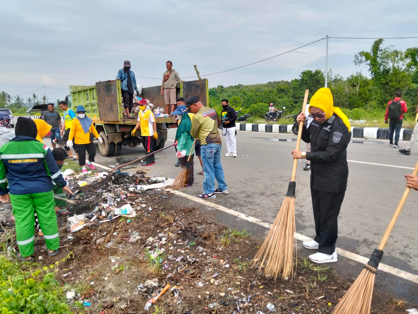 Wabup Nurjanah Hasan Yusuf Lanjut Gerakan MOPOBERSIH KAMBUNGU di Jalan Bypass Desa Moluo
