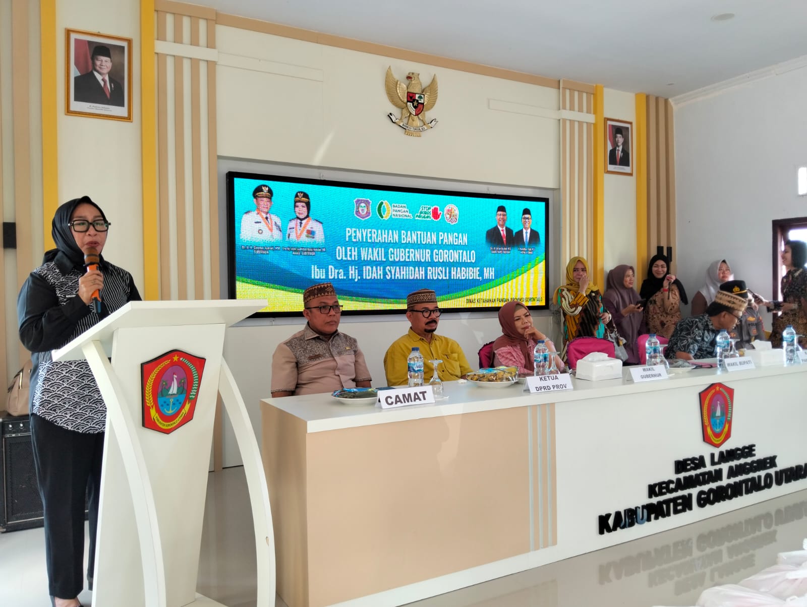 Wabup Nurjanah Hasan Yusuf Hadiri Penyerahan Bantuan Pangan dari Provinsi Gorontalo Untuk Masyarakat Kecamatan Anggrek