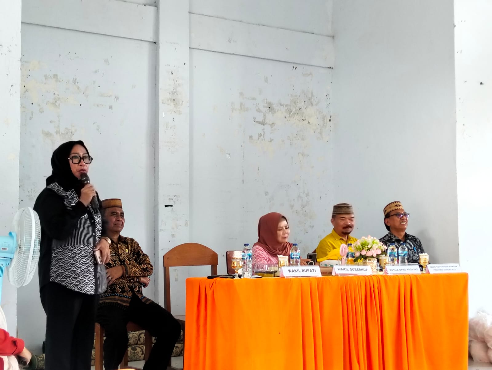 Wabup Nurjanah Hasan Yusuf Hadiri Penyerahan Bantuan Pangan dari Provinsi Gorontalo Untuk Masyarakat Kecamatan Kwandang dan Kecamatan Tomilito