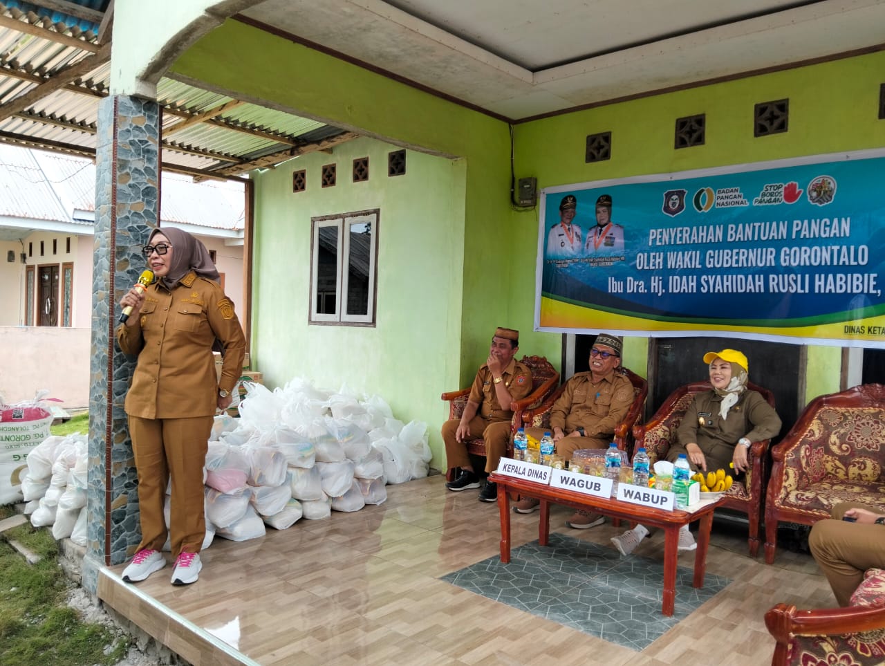 Wagub Gorontalo dan Wabup Nurjanah Salurkan Bantuan Pangan di Desa Malambe dan Desa Tihengo Kecamatan Ponelo