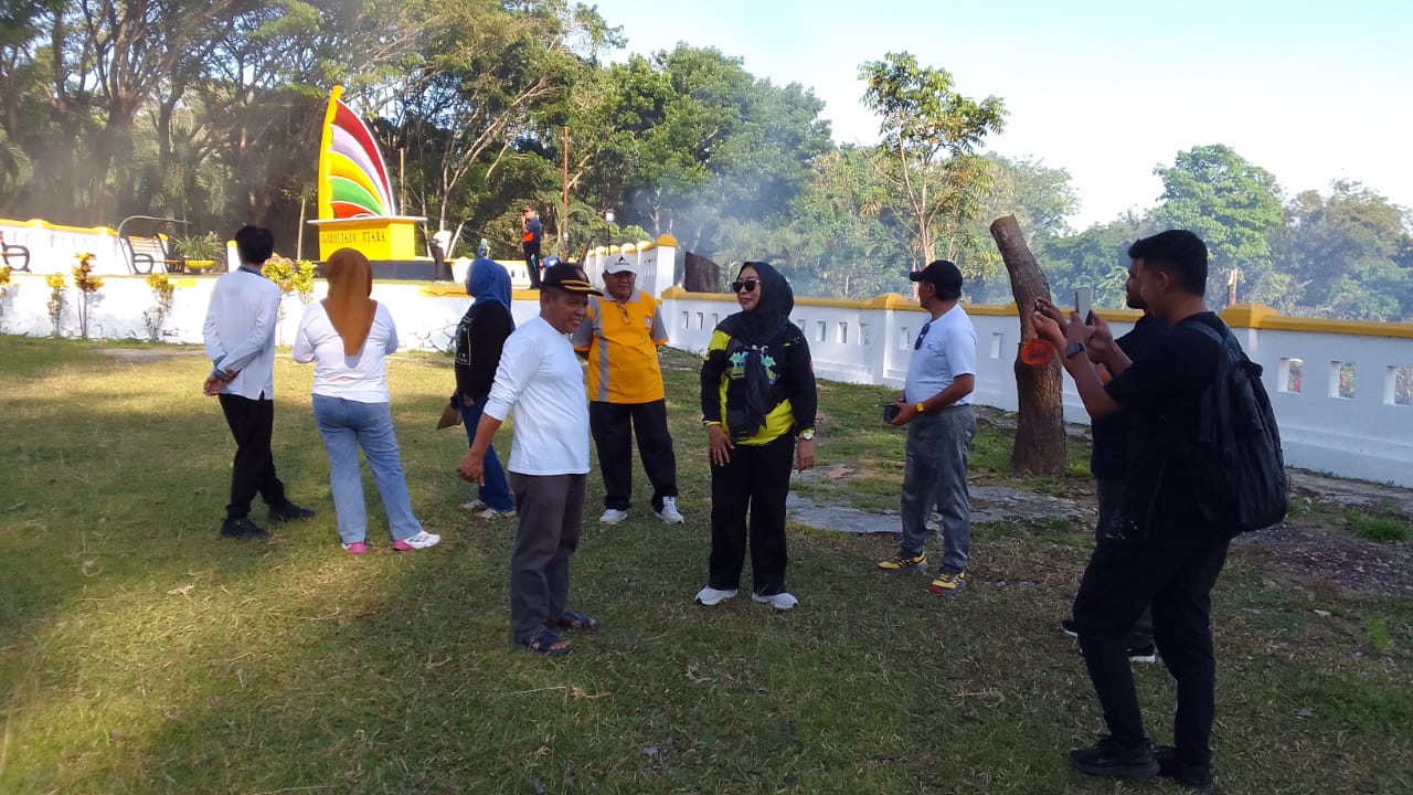 Wabup Nurjanah Pimpin Aksi Jumat Bersih MOPOBERSIH KAMBUNGU : ASN Gorut Bersatu Wujudkan Lingkungan Pontolo Indah yang Bersih dan Indah