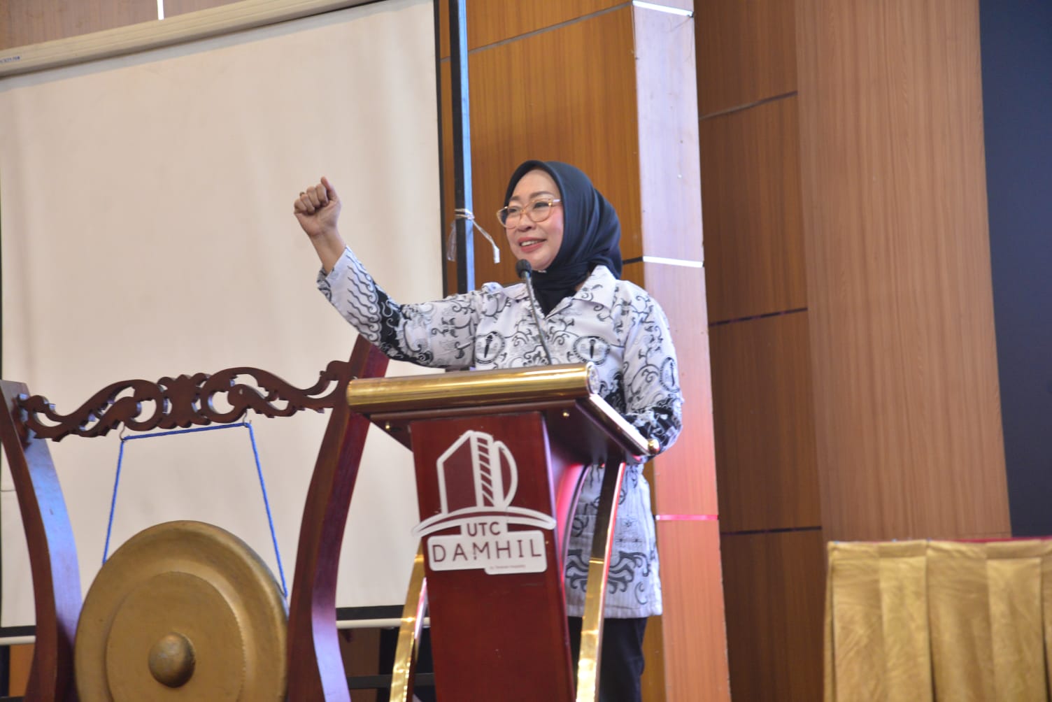 Wakil Bupati Nurjanah Hasan Yusuf Hadiri dan Resmi Buka Konferensi V PGRI Kabupaten Gorontalo Utara Masa Bakti 2025-2030