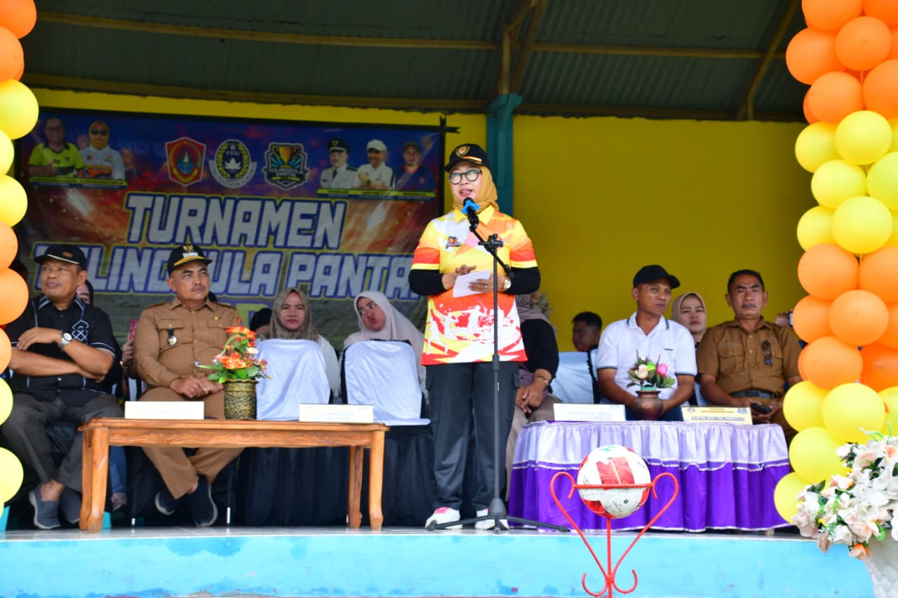 Dukungan Penuh dari Wakil Bupati Nurjanah Hasan Yusuf : Buka Turnamen Sepak Bola Tolinggula Pantai Cup 1