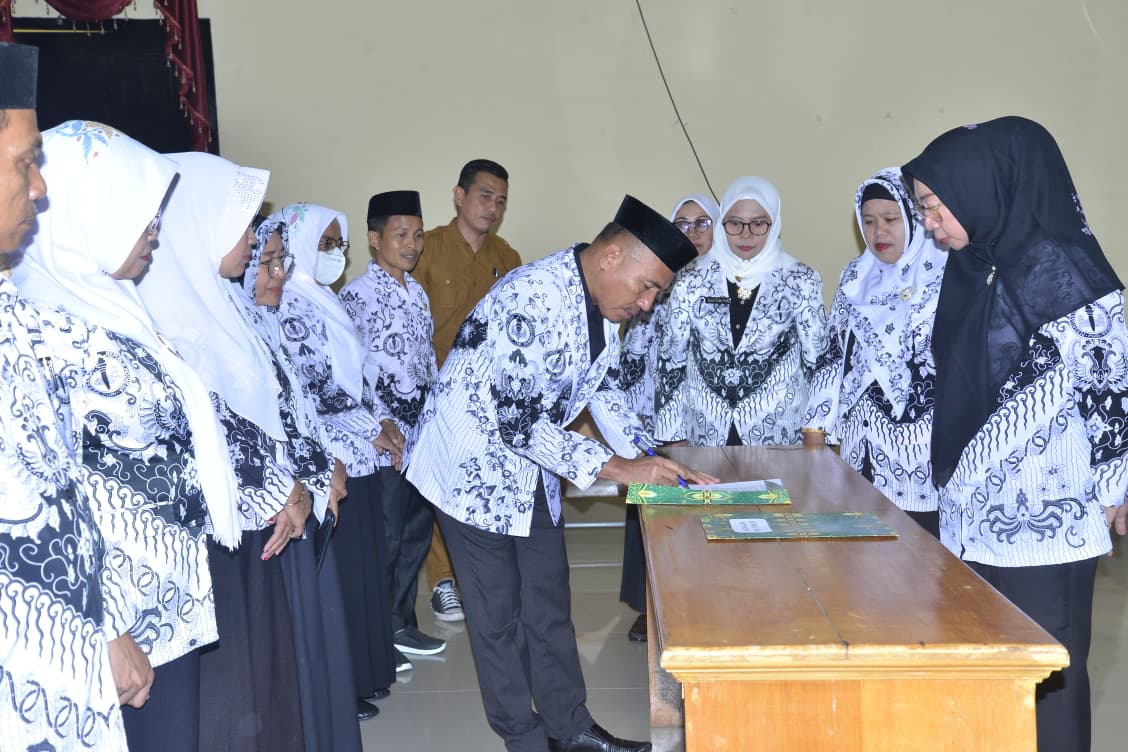 Wakil Bupati Nurjanah Resmi Melantik Pengurus PGRI Gorut 2025-2030 : Komitmen Baru untuk Pendidikan Unggul