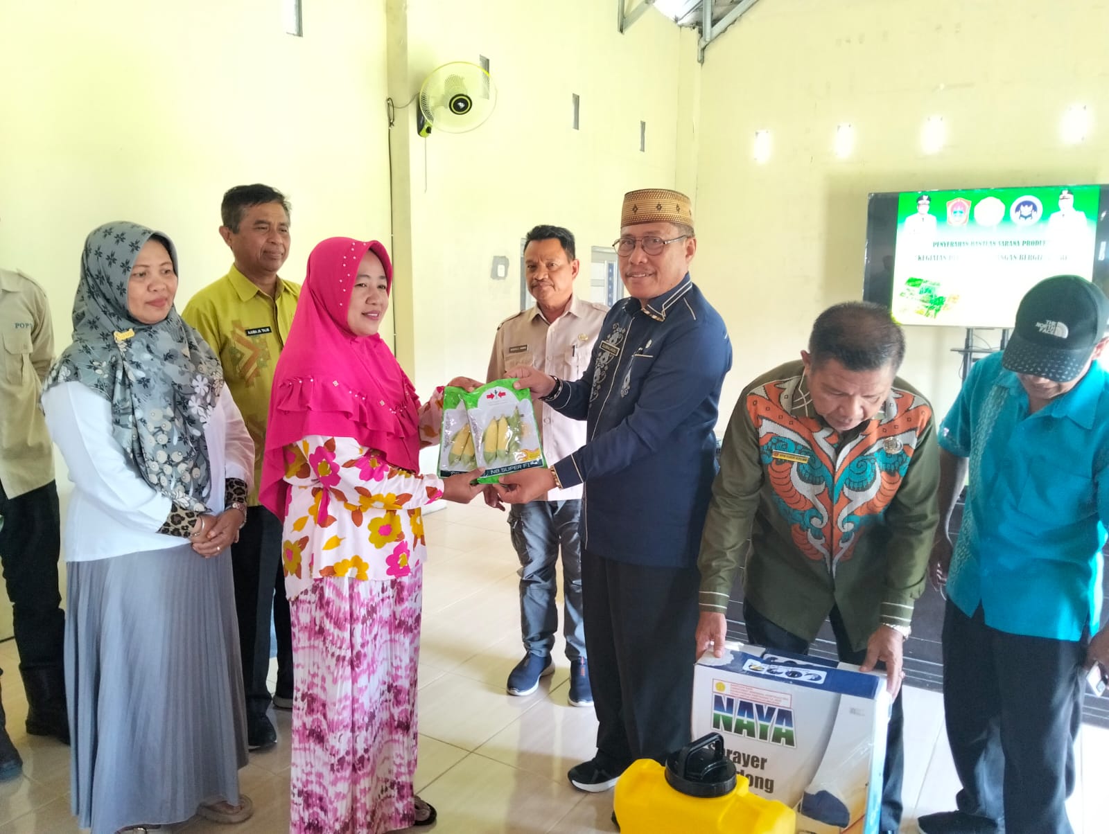 Sekda Gorut Suleman Lakoro Dorong Ketahanan Pangan : Serahkan Bantuan P2B di Desa Posso