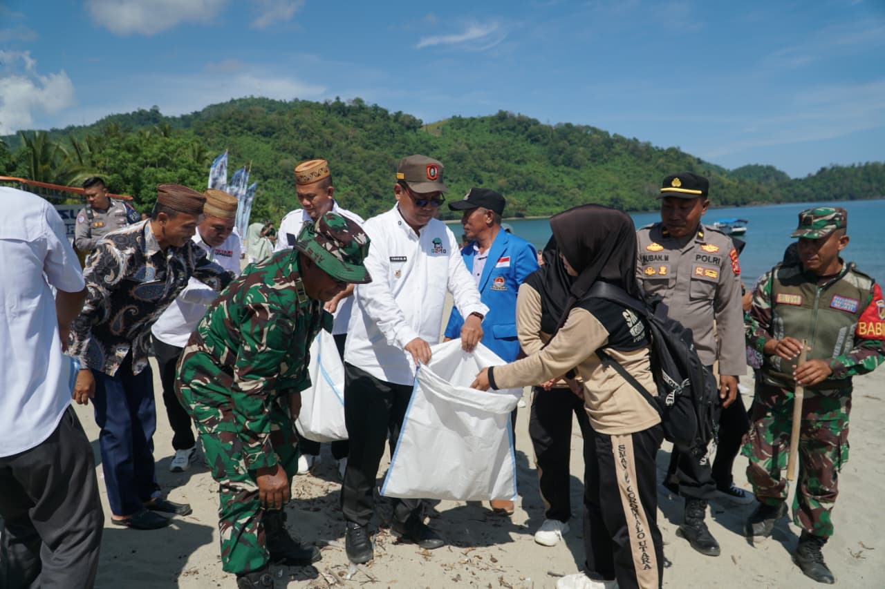 Aksi Nyata Bupati Thariq Modanggu Turun Langsung Bersihkan Pantai Bulontio Barat Bersama TNI-Polri, ASN, Siswa-Siswi, dan Masyarakat