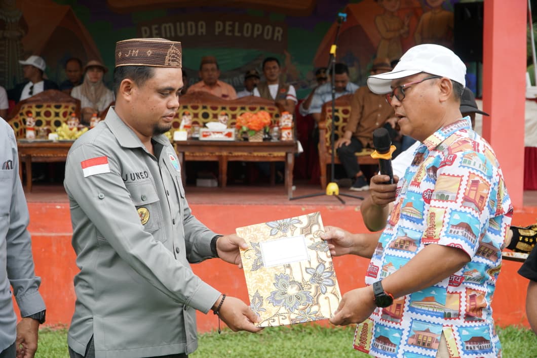 Secara Simbolis, Bupati Thariq Modanggu Serahkan Instruksi Penanaman Aren ke Kepala Desa Tombililato