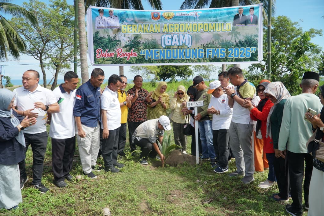 Gerakan Agro Mopomulo (GAM) untuk FMS 2026, Bupati Thariq Modanggu Pimpin Penanaman Kelapa di Pantai Minangga Beach