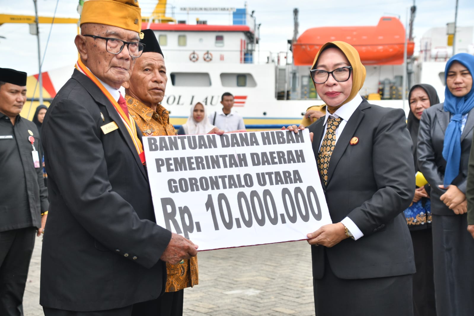 Perhatian Pemkab Gorut, Nurjanah Hasan Yusuf Serahkan Bantuan Hibah untuk LVRI Gorut