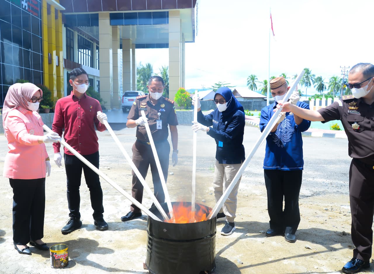 Wabup Gorut, Nurjanah Hasan Yusuf Turut Hadiri Pemusnahan Barang Bukti Perkara Umum Di Kejaksaan Negeri Gorontalo Utara
