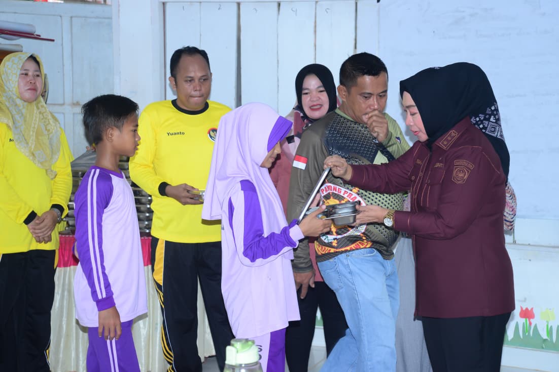 Wabup Nurjanah memantau penyaluran MBG di sd negeri 5 kwandang berjalan lancar dan aman