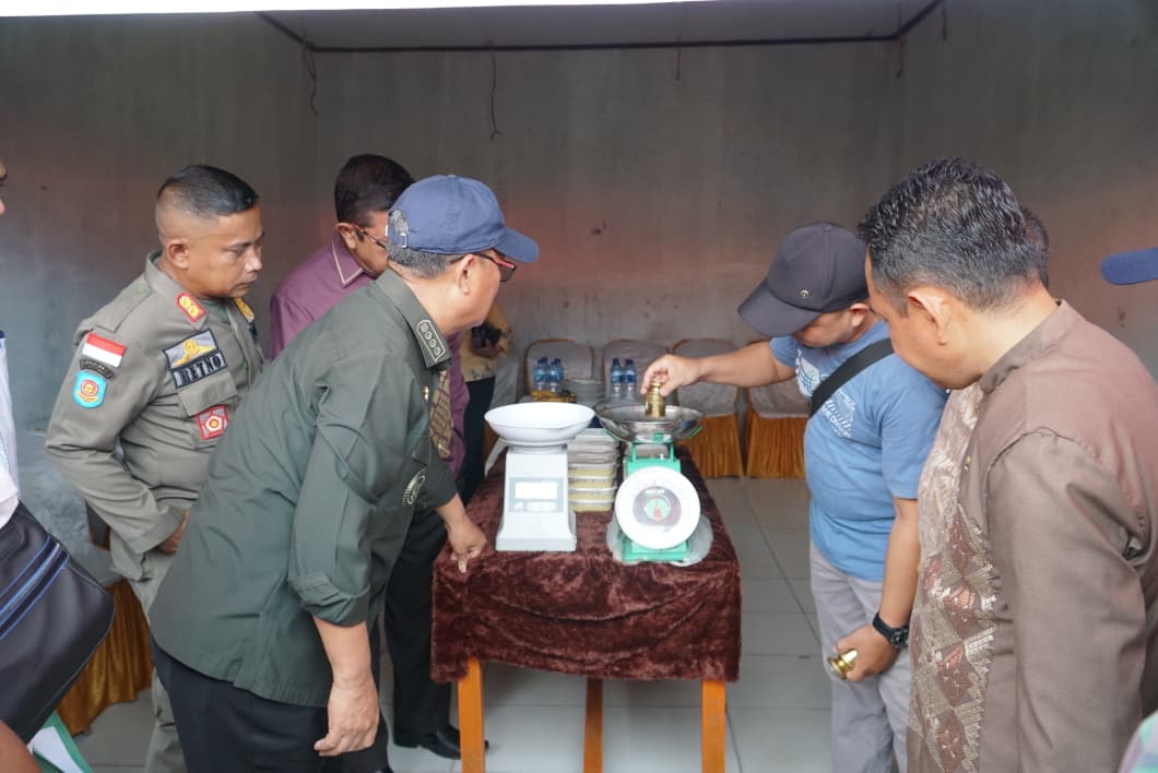 “Biar Adil”, Bupati Thariq Modanggu “Turun Tangan” Cek Timbangan Pedagang di Pasar Moluo