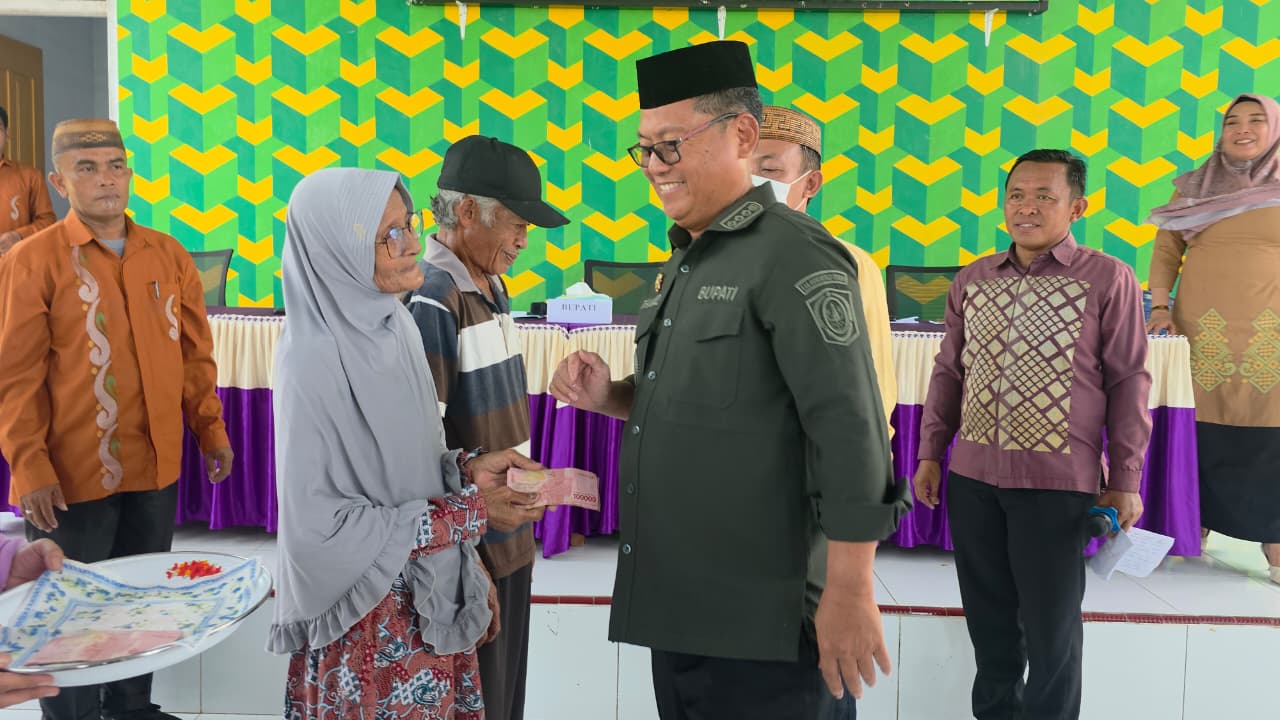 Berkah untuk Warga Kecamatan Tomilito: Bupati Thariq Modanggu Serahkan BLT di Desa Huidu Melito