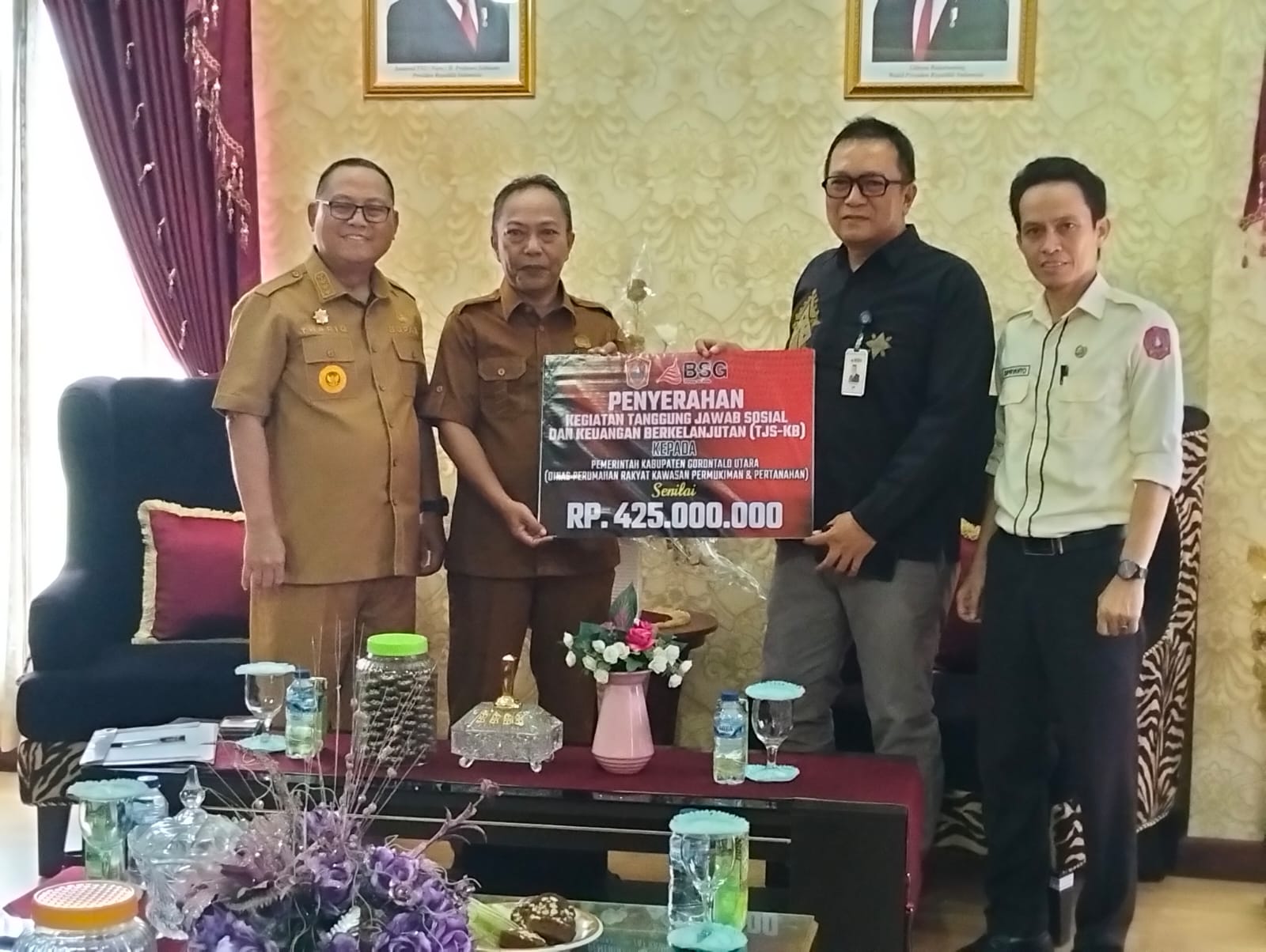 Pemerintah Gorontalo Utara Dapatkan Dukungan Bank SulutGo Cabang Kwandang : Penyerahan Kegiatan Tanggung Jawab Sosial Dan Keuangan Berkelanjutan (TJS-KB)