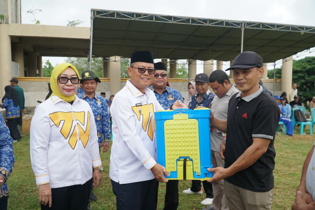 Bupati Thariq dan Ibu Wabup Nurjanah Serahkan Bantuan Bibit Jagung, Obat Hama Tikus, dan Handspler ke Masyarakat