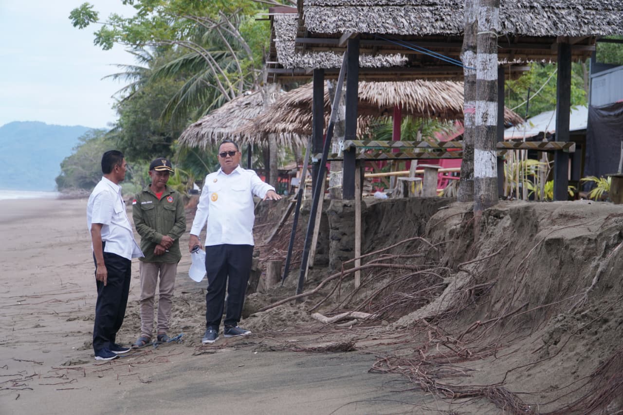 Abrasi Pantai Minangga , Bupati Thariq Modanggu Pantau Kondisi Langsung